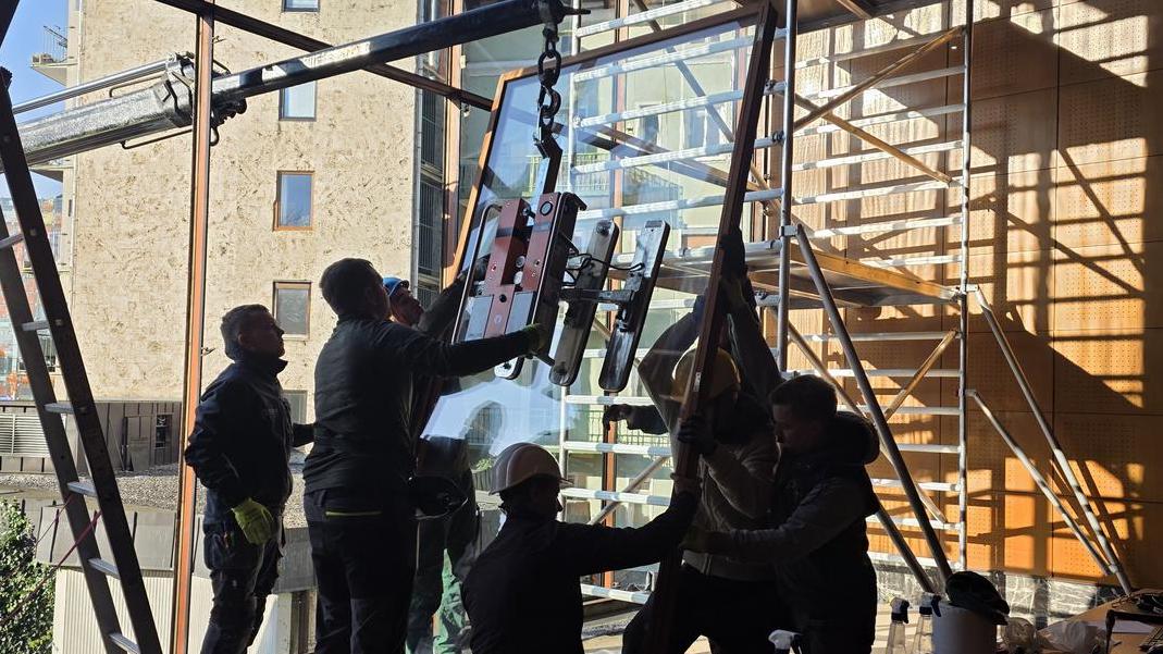 Z zahtevno obnovo oken na občinski mestni palači v Kranju uspeli ohraniti Ravnikarjevo dediščino