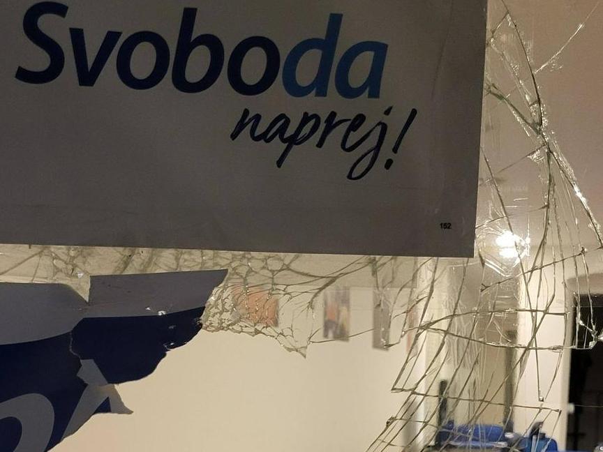 Neznanci razbili steklo pisarne Gibanja Svoboda v Mariboru
