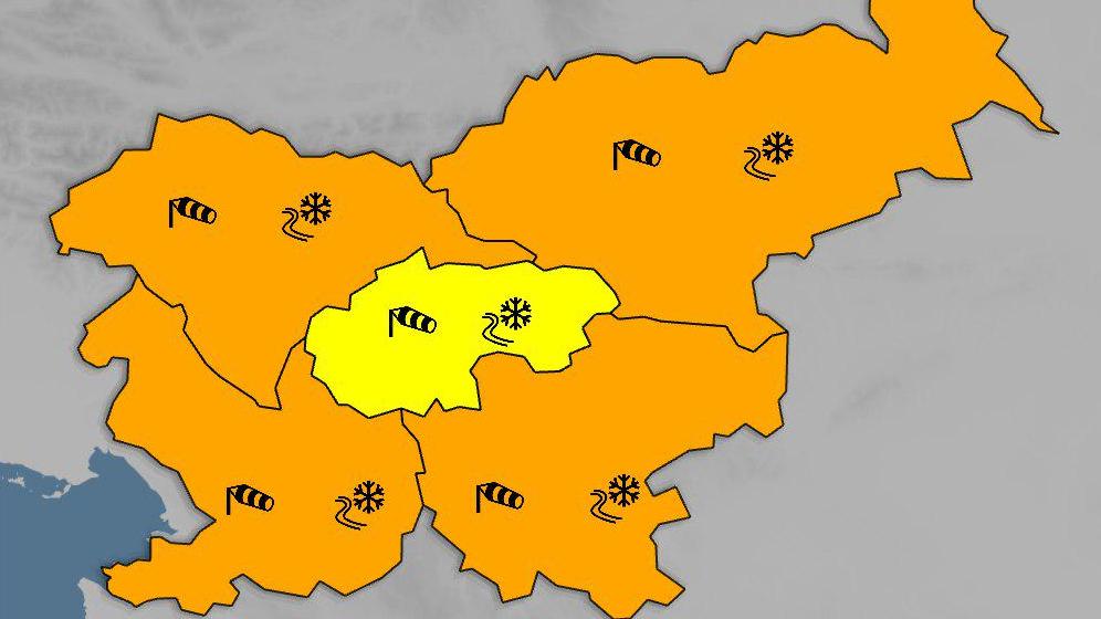V četrtek bo najmočneje snežilo v gorah ter na Notranjskem in Kočevskem, na Primorskem močna burja