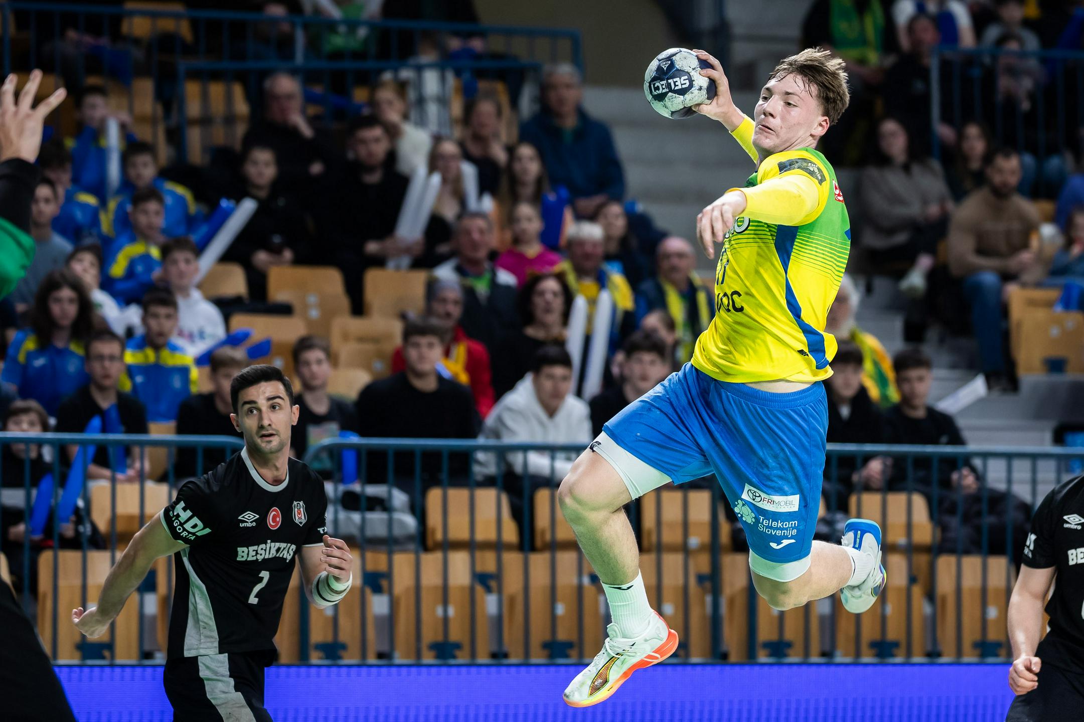 Anžič streljal skoraj s polovice igrišča in Celju zagotovil zmago