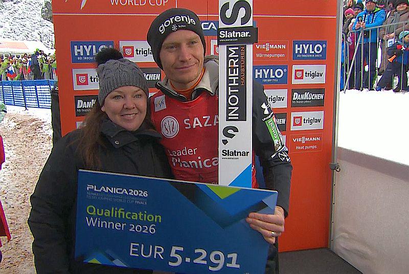 Domen Prevc z 234,5 metra najdaljši, a kvalifikacije vendarle dobil Anže Lanišek