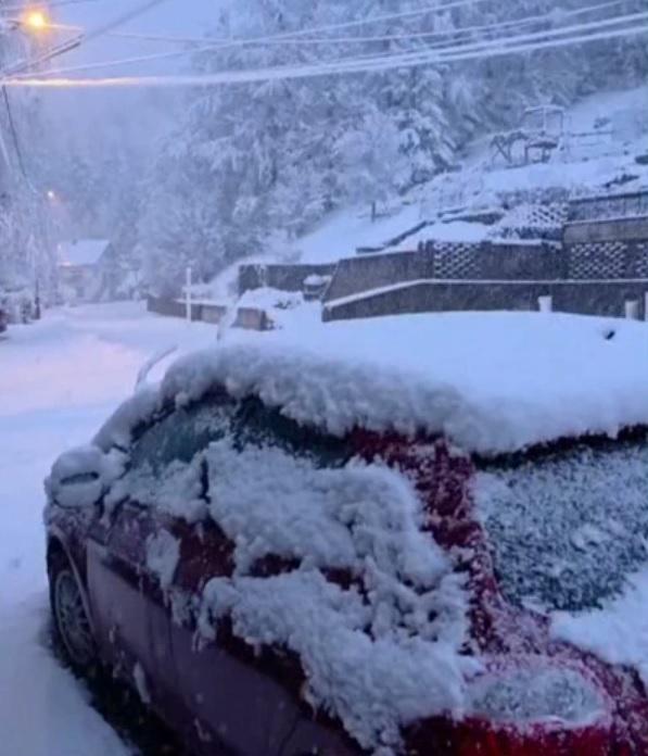 V nekaterih delih Hrvaške sneži, za primorje velja rdeče opozorilo