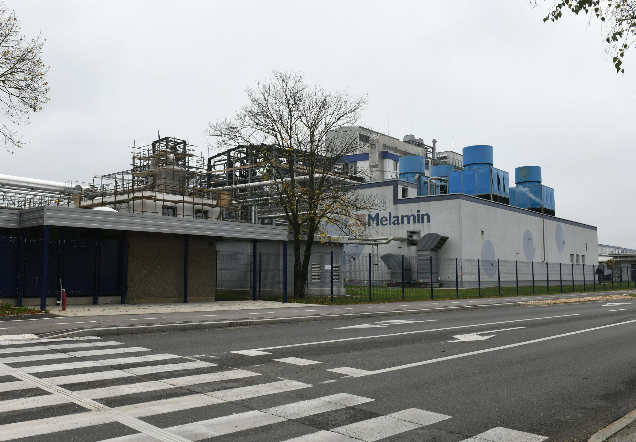 Melamin se o pomoči pri selitvi proizvodnje na drugo lokacijo dogovarja z državo