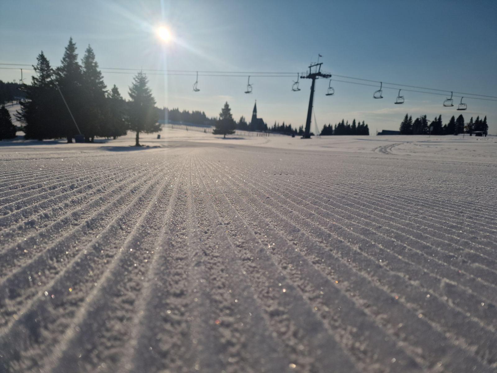 Rogla z najdaljšo sezono v 16 letih, tudi na Voglu in Krvavcu smuke še ni konec