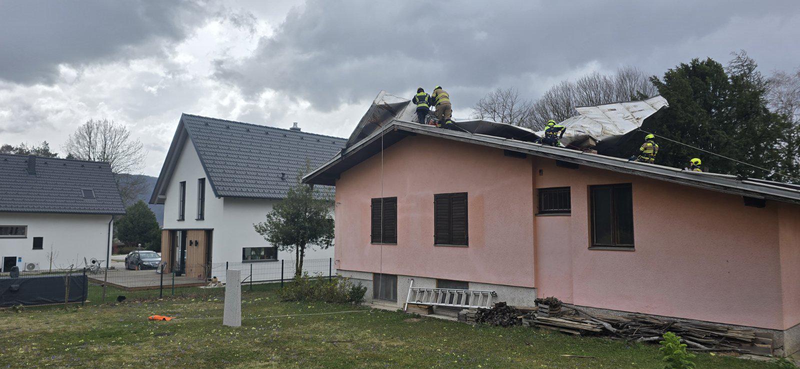 Na severnem Primorskem orkanski veter podira drevesa in odkriva strehe