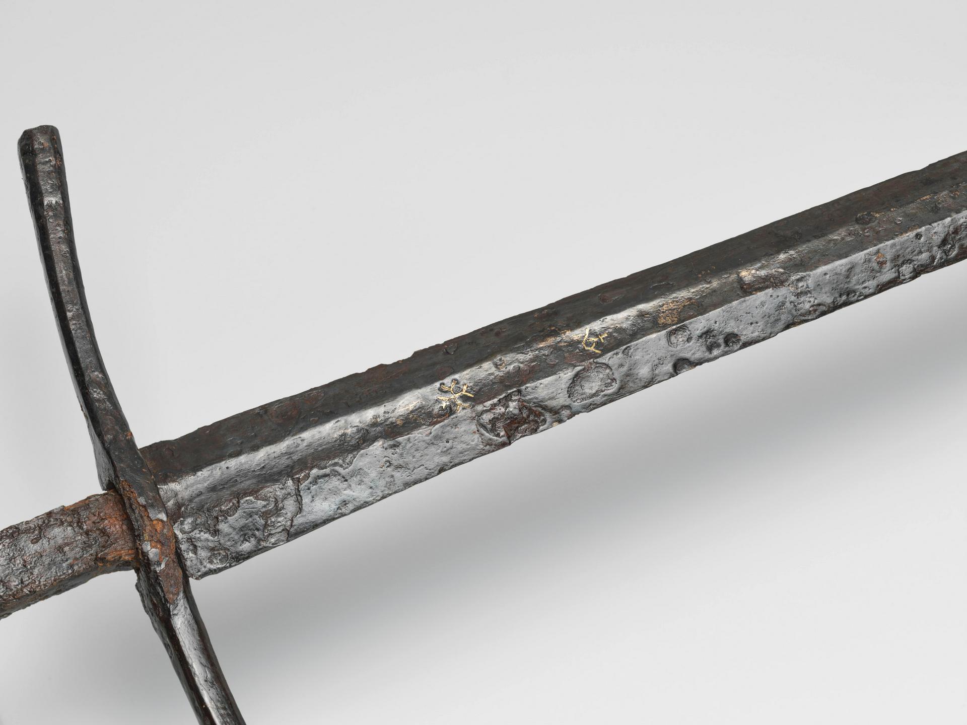 Kaj nam povedo skrivnostni znaki na srednjeveških mečih, ki so dolga stoletja ležali v Ljubljanici?