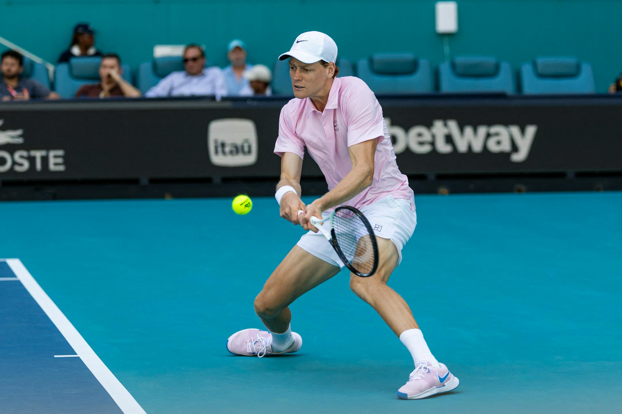 Sinner nezadržno koraka proti osvojitvi sončnega dvojčka