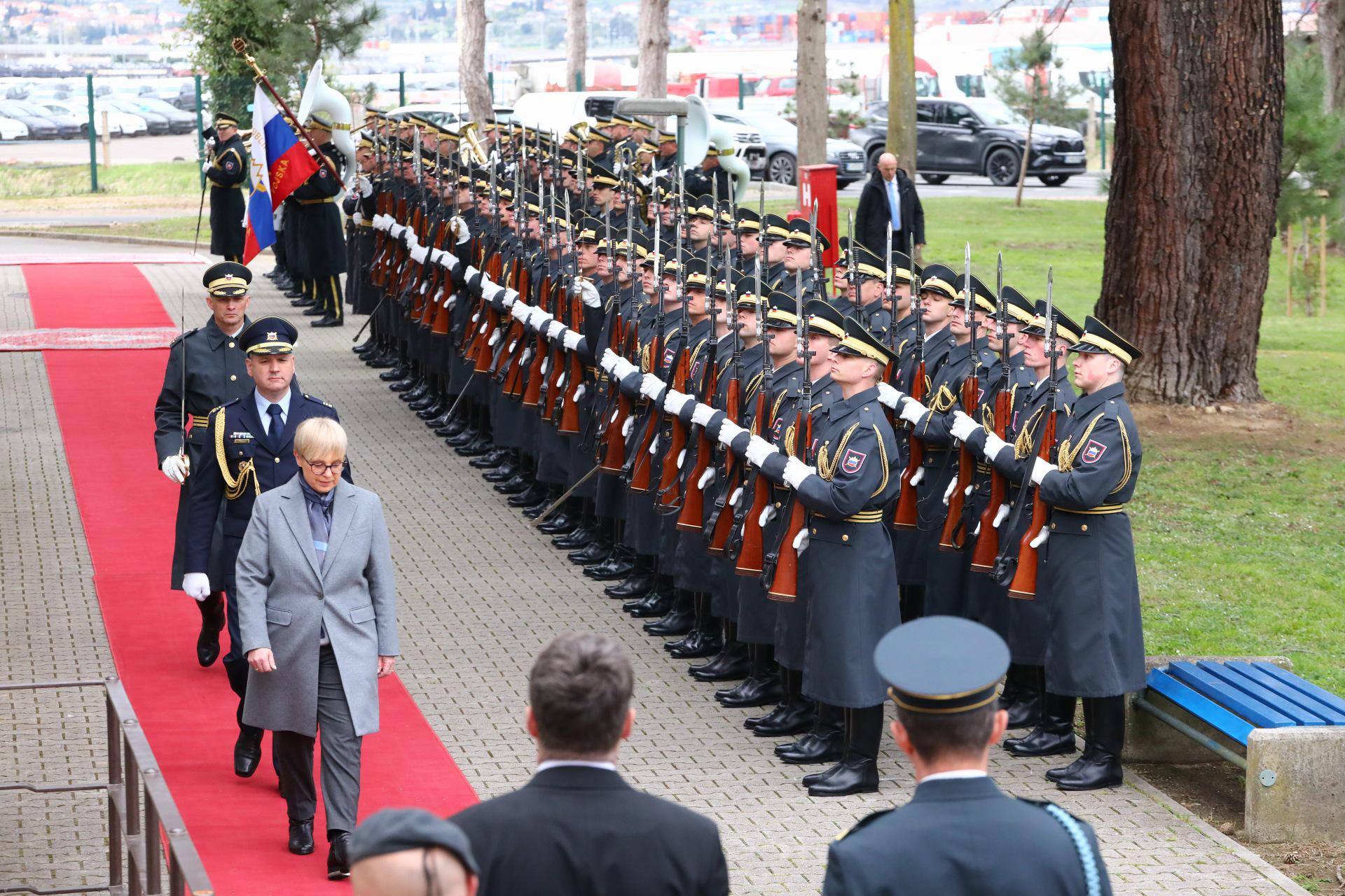 Minister Sajovic in načelnik GŠSV Močnik sta predsednici predstavila oceno pripravljenosti SV