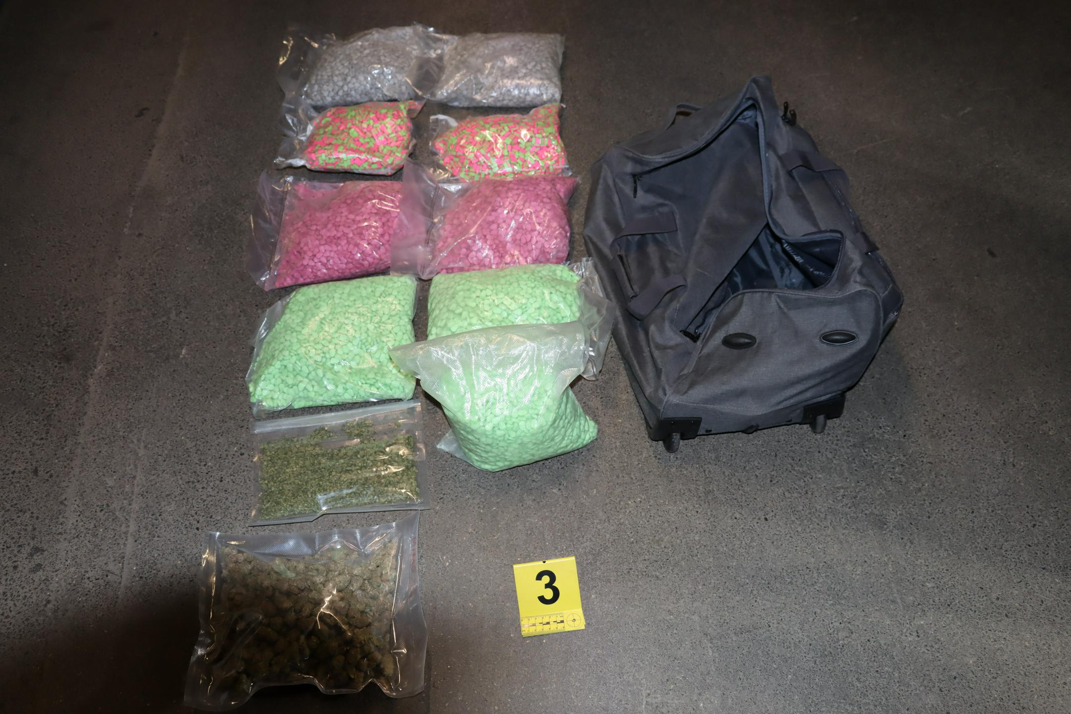 Preiskovalci NPU-ja zasegli okoli 80.000 evrov in 70 kilogramov mamil