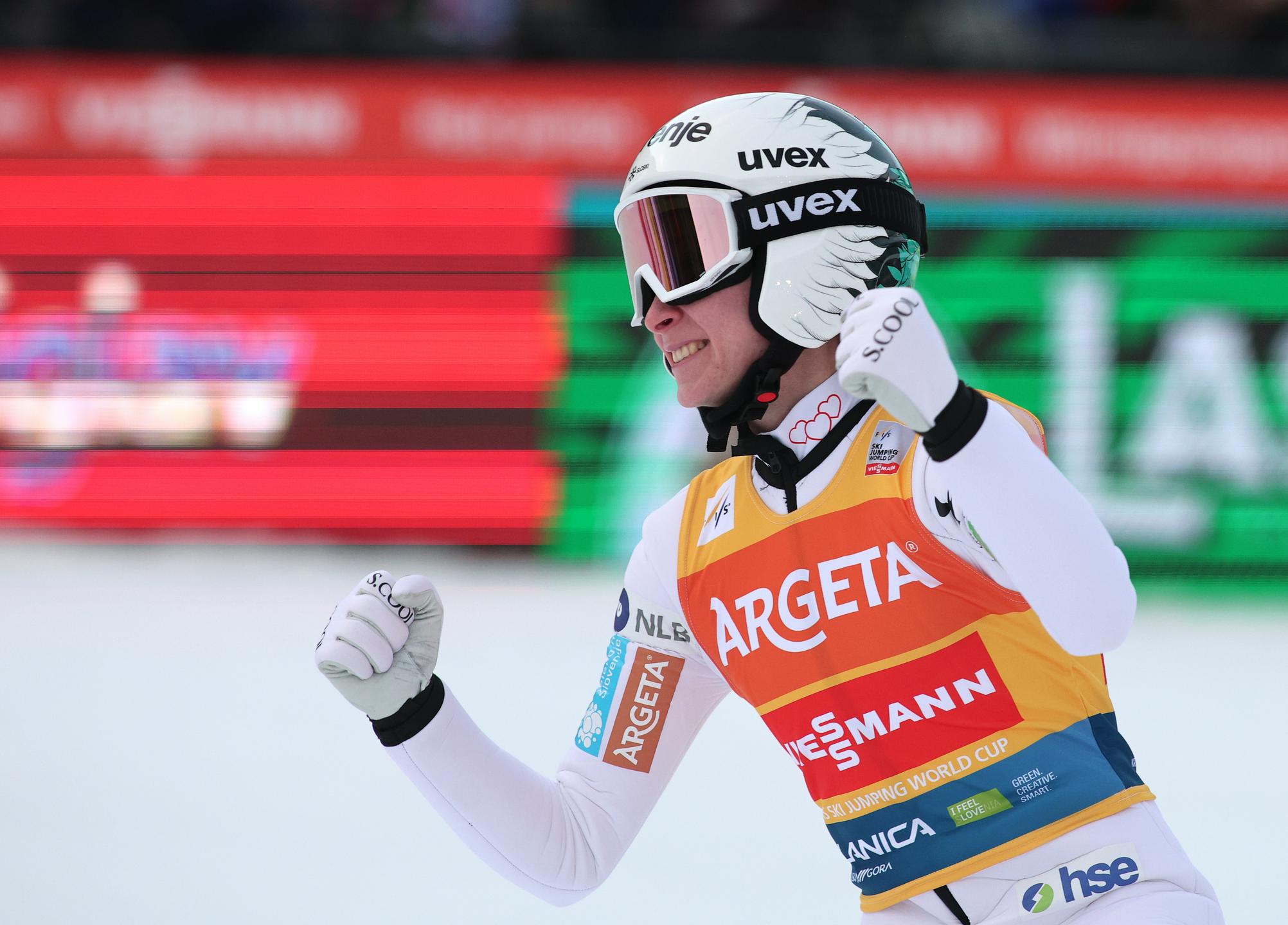 Nov svetovni rekord – Nika Prevc poletela kar 242,5 m!