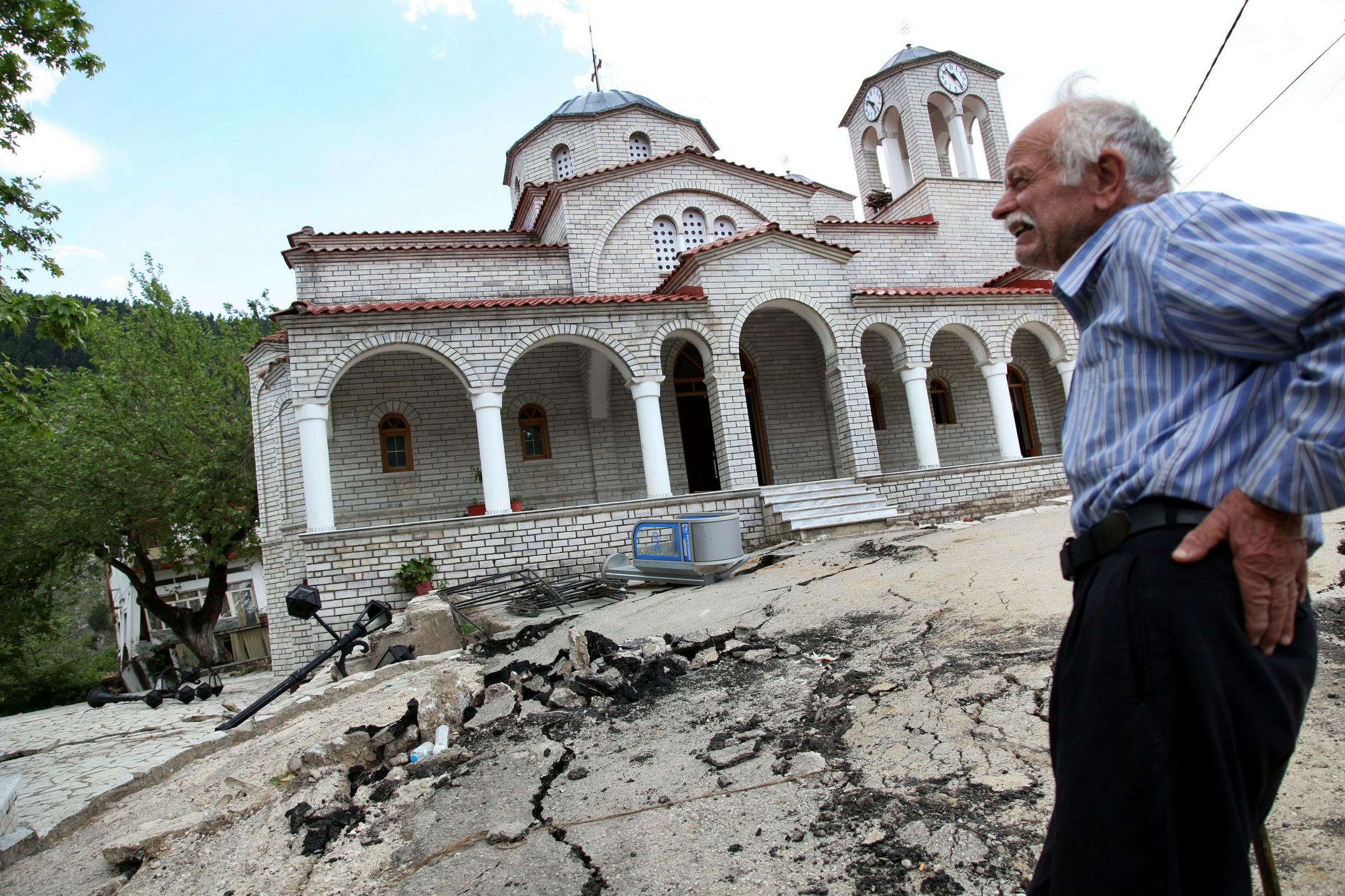 Grška cerkev, ki je nagnjena bolj kakor stolp v Pisi