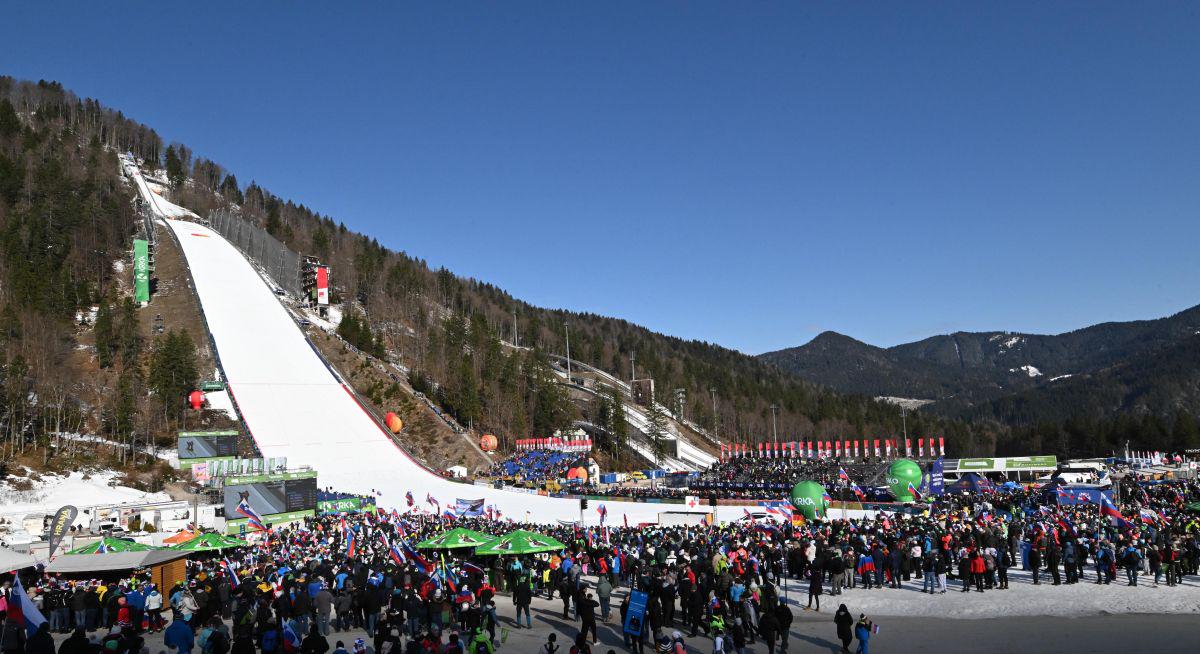 Moška ekipna tekma (3/8): Vodi Japonska, Slovenija trenutno 5.