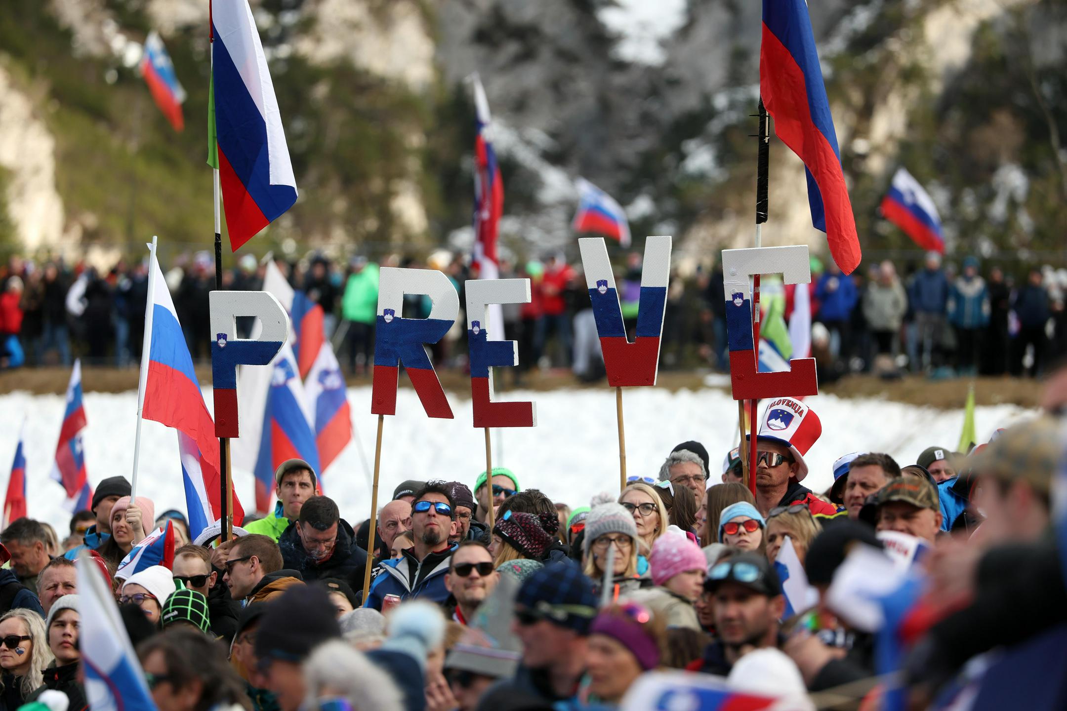 V Planico, s soncem obsijano sneženo kraljico, prišlo več kot 30.000 ljudi