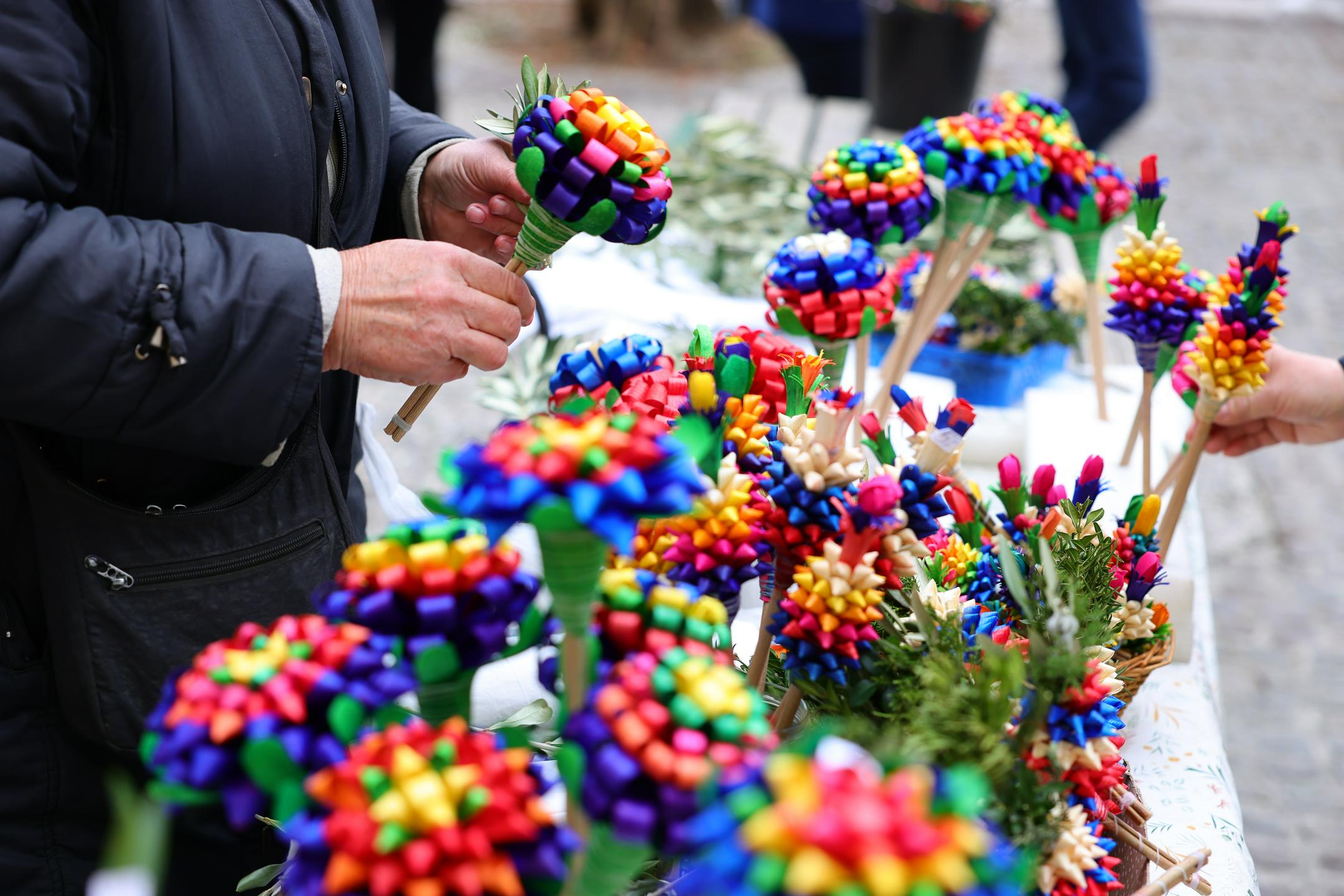 Teden dni pred veliko nočjo kristjani k mašam z butarami in oljčnimi vejicami