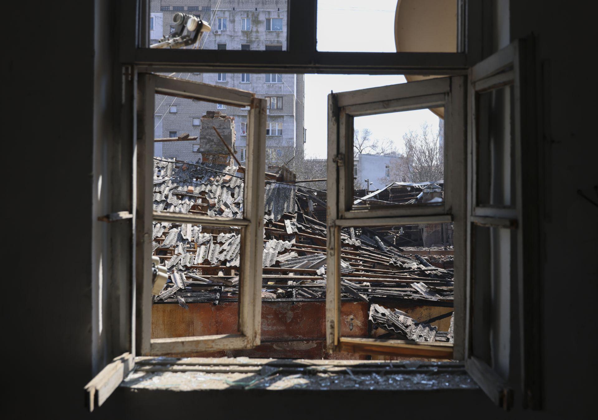 Po novem ukrajinskem napadu v ruskem pristanišču Ust-Luga izbruhnil požar