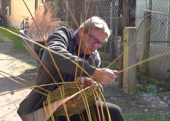 Pletarski mojster Evgen Nedeljko pletenje košar dvignil na višjo raven