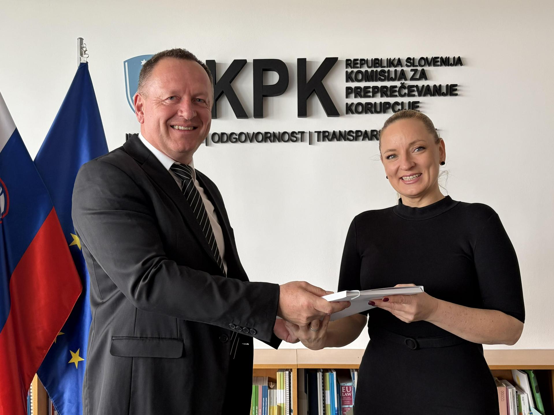 Robert Šumi in Katarina Bervar Sternad opravila primopredajo poslov na KPK-ju