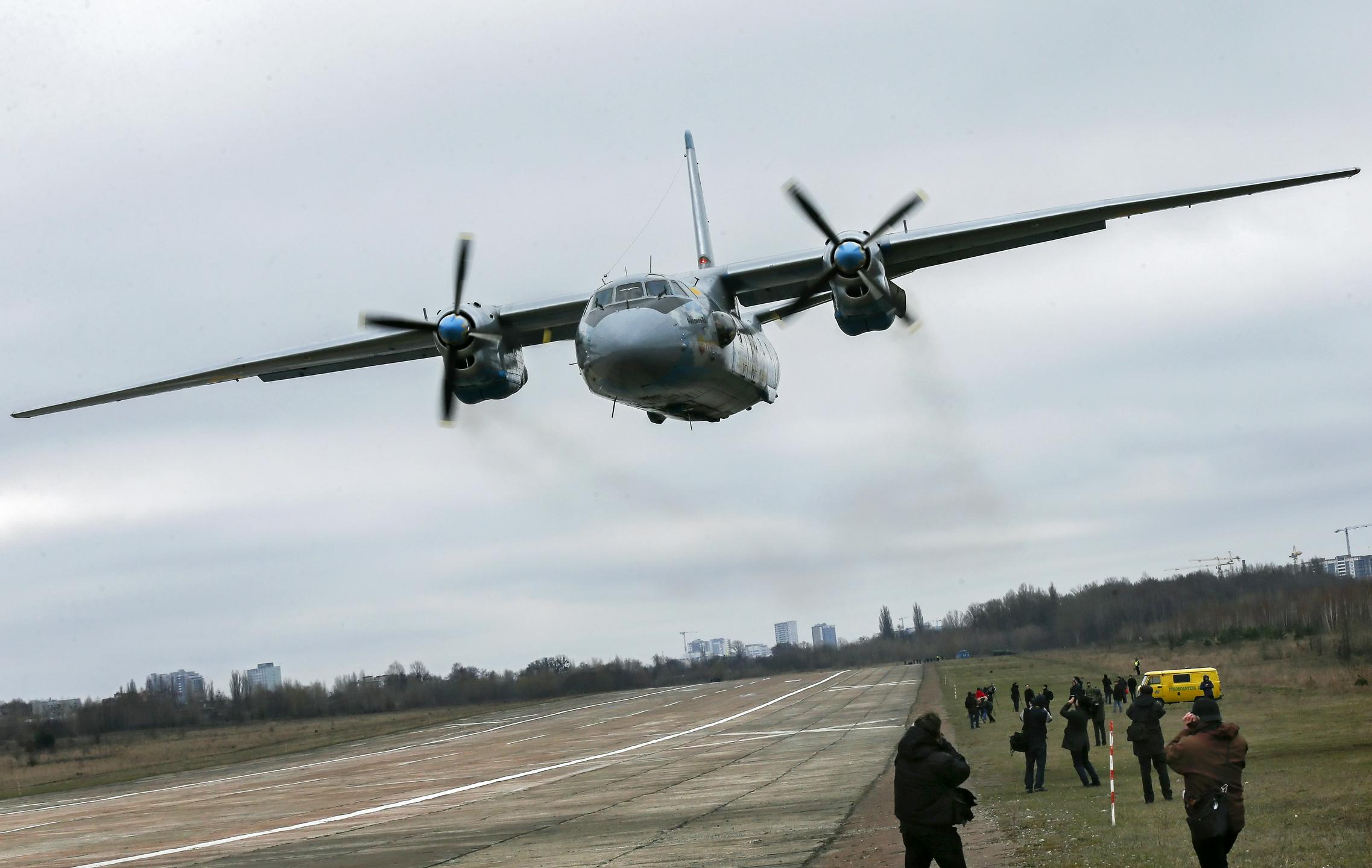 Na Krimu strmoglavilo rusko vojaško letalo Antonov-26. Umrlo 29 ljudi.
