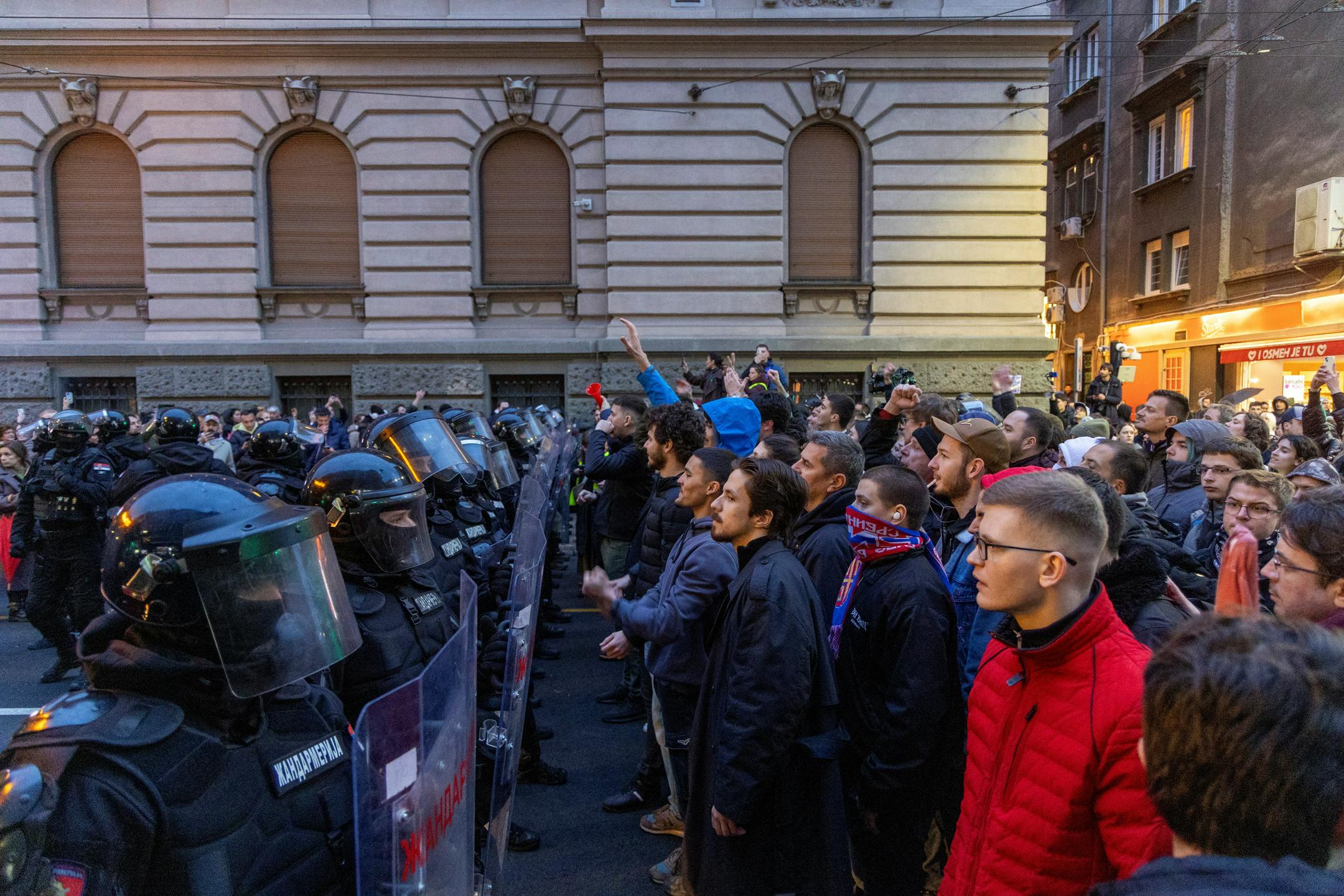 Med protestom proti policijski raciji na univerzi v Beogradu spopadi študentov s policijo