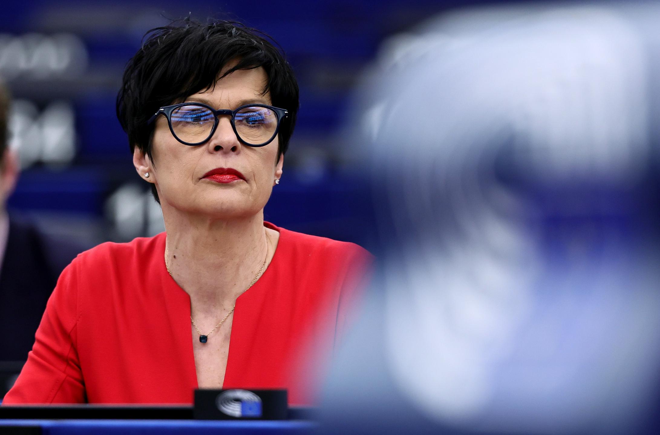 Komisarka Marta Kos incidente na lokalnih volitvah v Srbiji označila za nesprejemljive