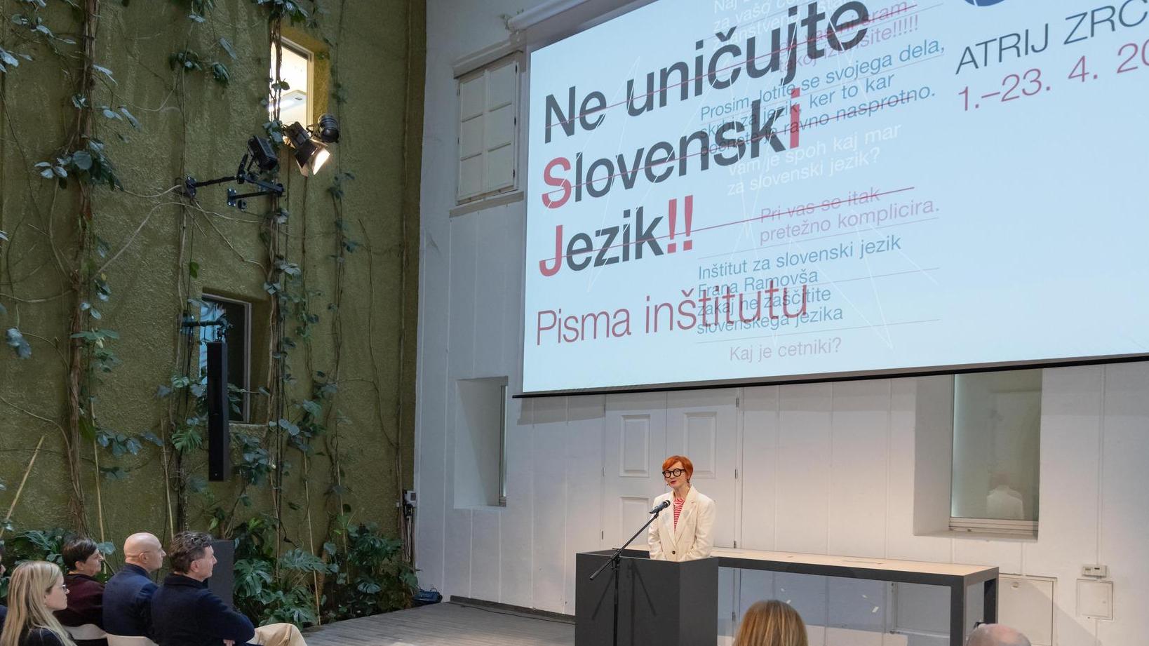 Odprtje šaljivo zastavljene razstave Ne uničujte Slovenski Jezik!! kot naročeno na 1. april