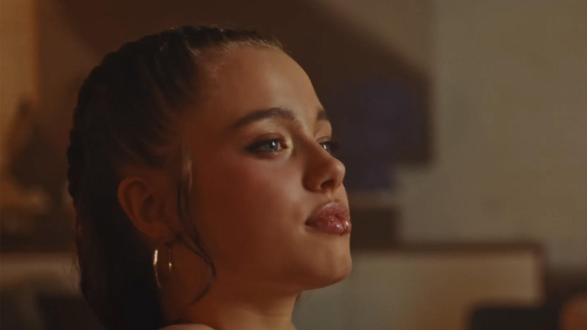 Shiloh Jolie je videti izrezana Angelina Jolie v K-pop videospotu