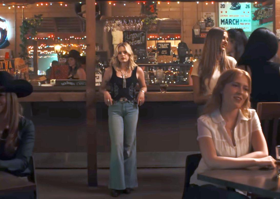 Hči Reese Witherspoon in Ryana Phillippeja zvezda country videospota