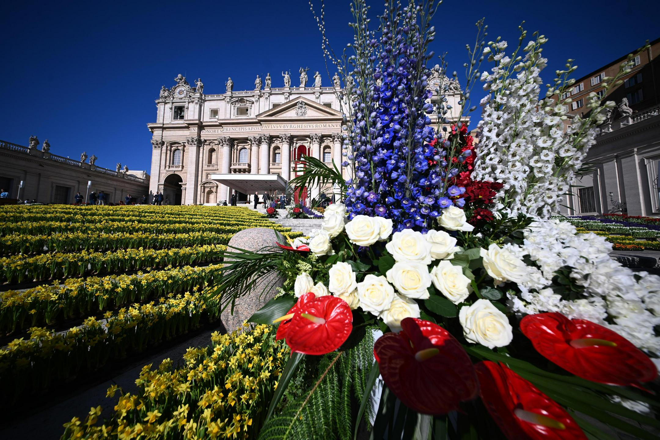 Vatikan krasili slovenski cvetličarji: "Včasih imamo težave z jezikom, a se sporazumemo s cvetjem"