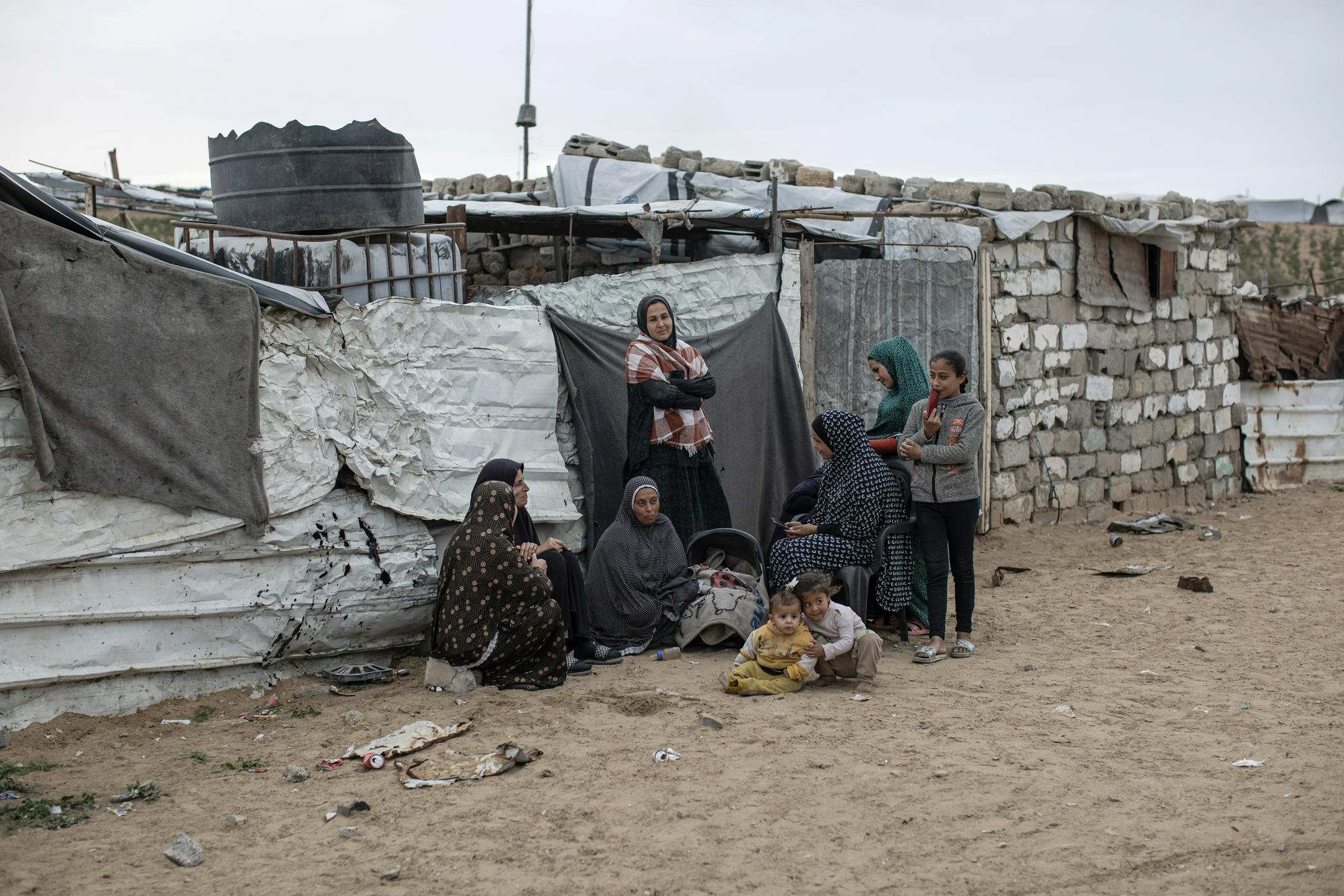 V izraelskih napadih na Libanon ubitih devet ljudi, tudi otroci. Izrael bombardira tudi Gazo.