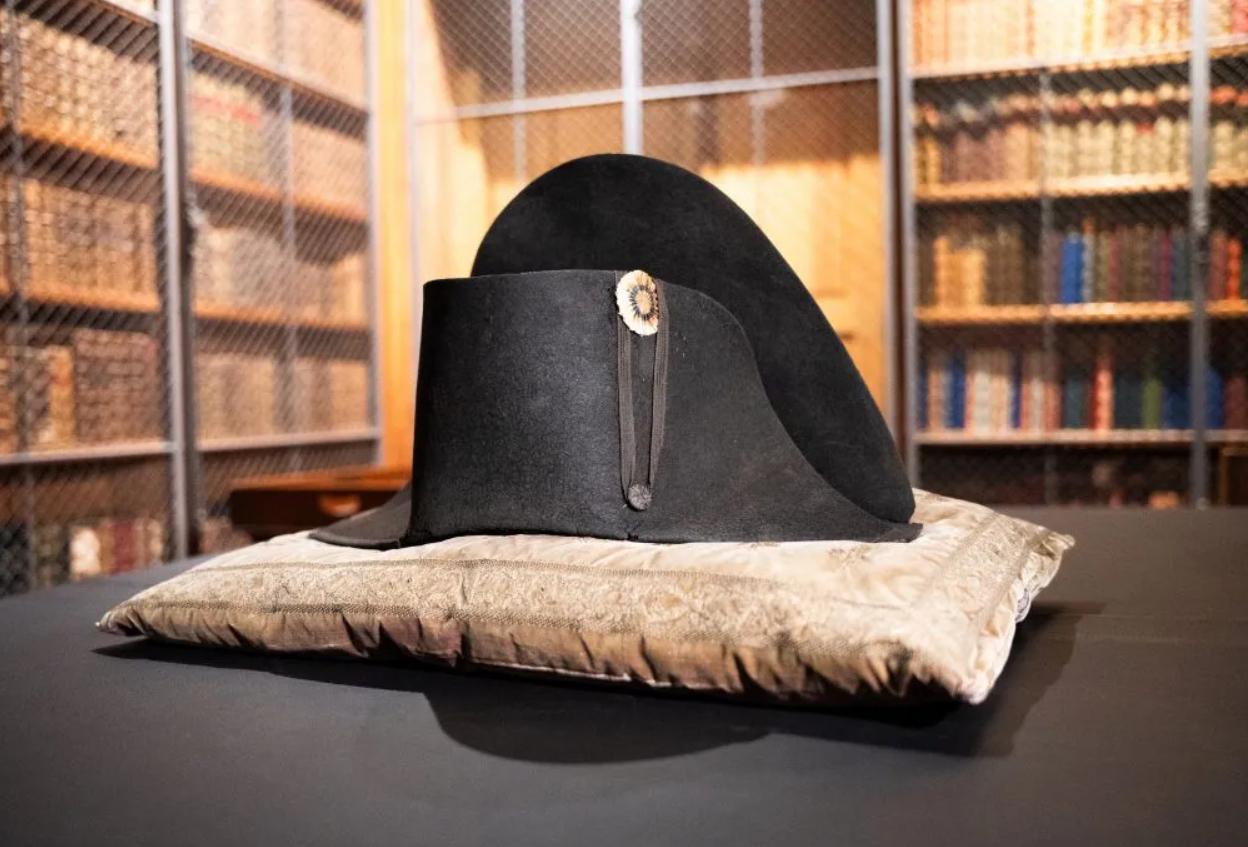 Napoleonov prepoten klobuk, ki je bil dolga leta neznan strokovnjakom, se bo predstavil javnosti