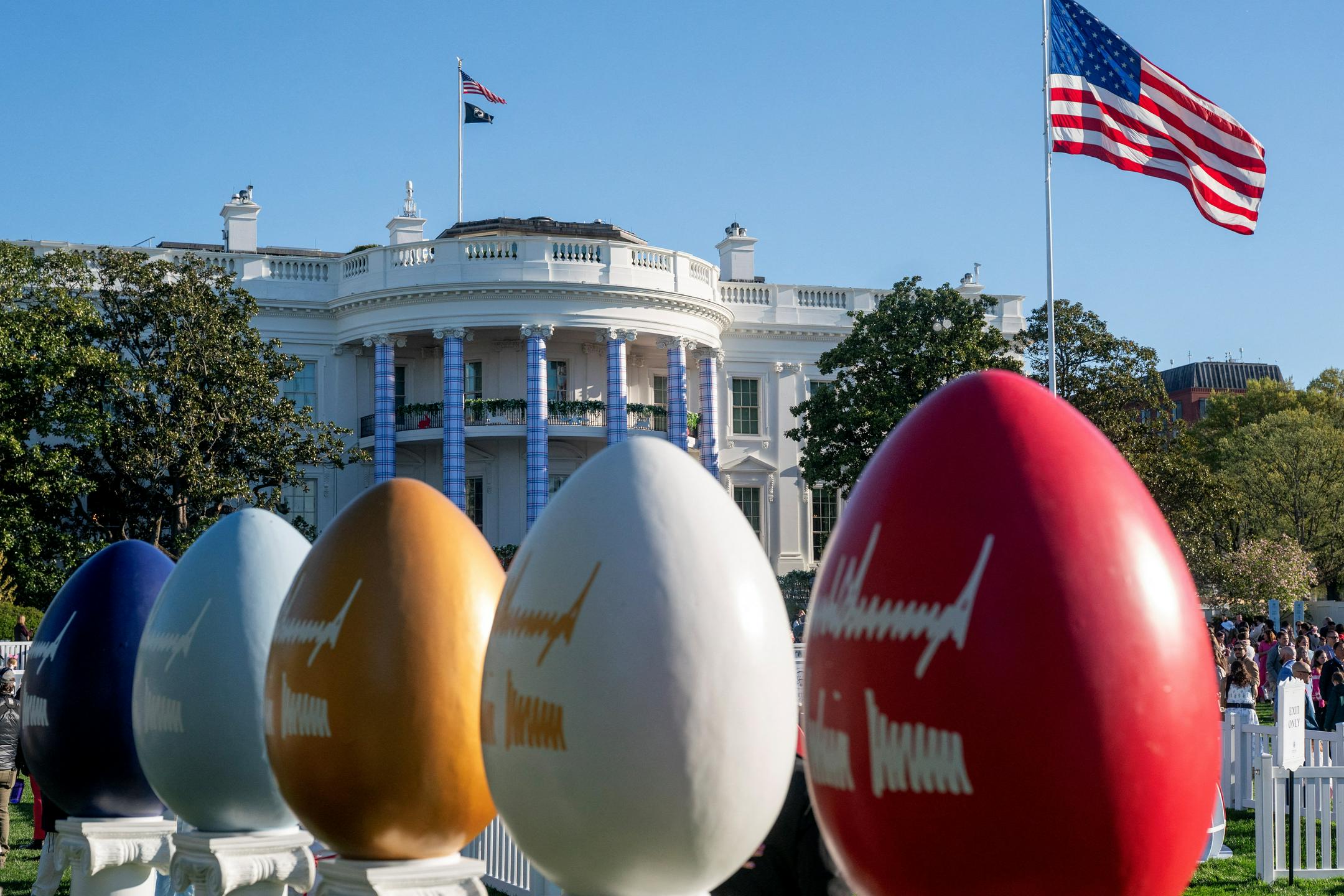 V vojnem času Bela hiša z "domoljubnim" lovom na pirhe