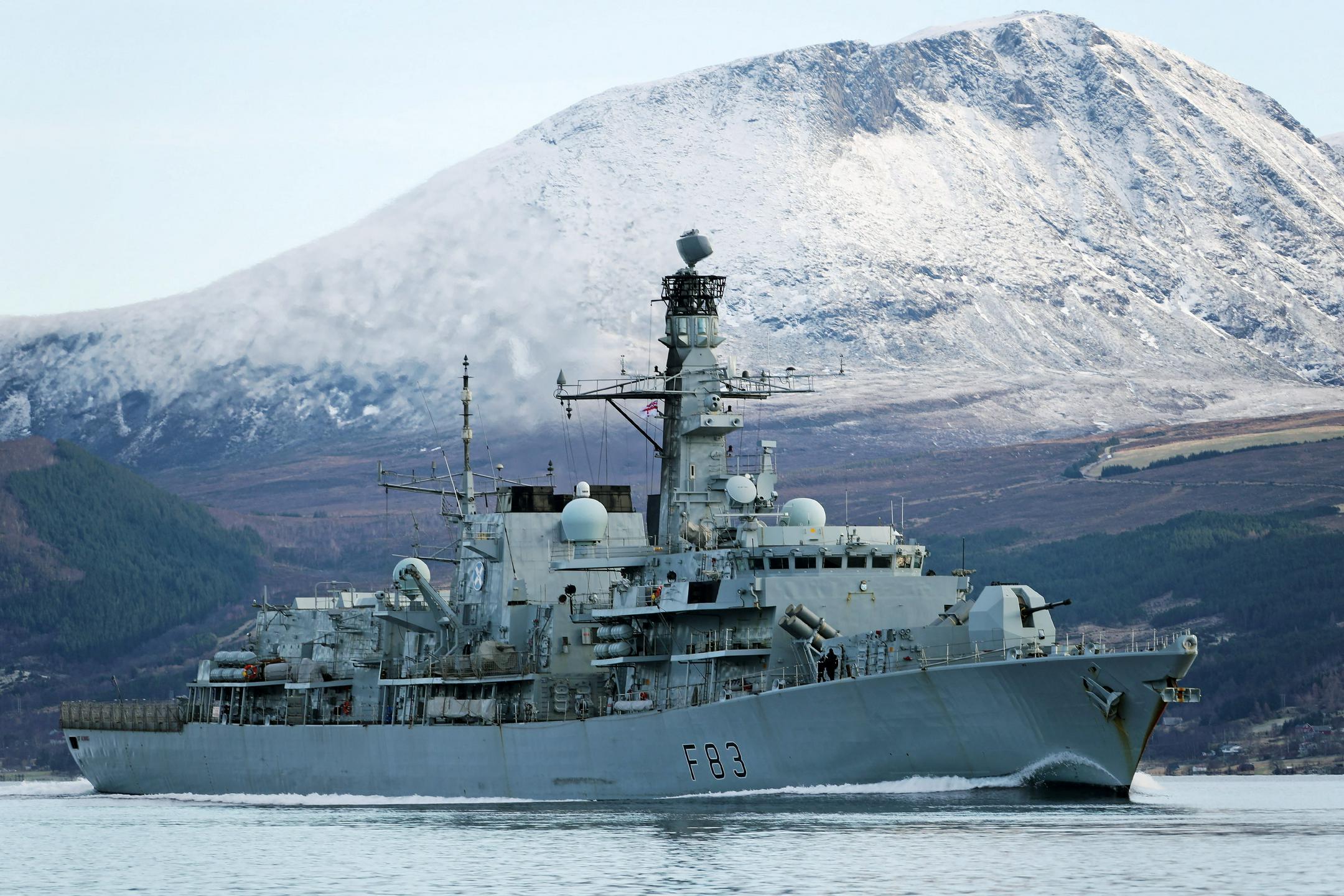 Velika Britanija razkrila rusko operacijo preiskovanja podmorskih kablov v severnem Atlantiku