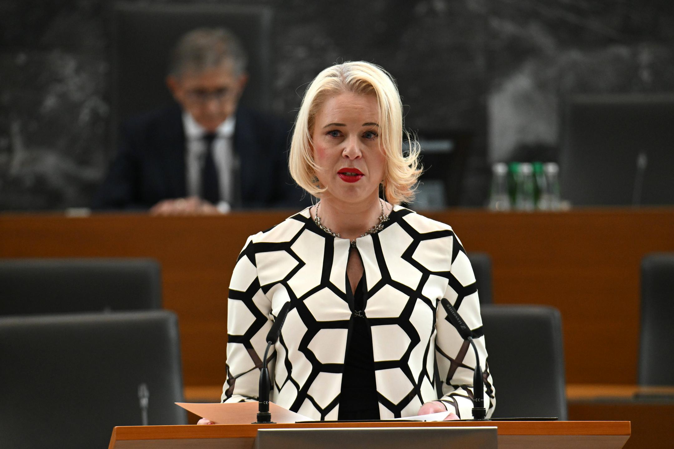 Za poslansko nadomestilo zaprosilo 19 nekdanjih poslancev DZ-ja, saj še nimajo nove zaposlitve