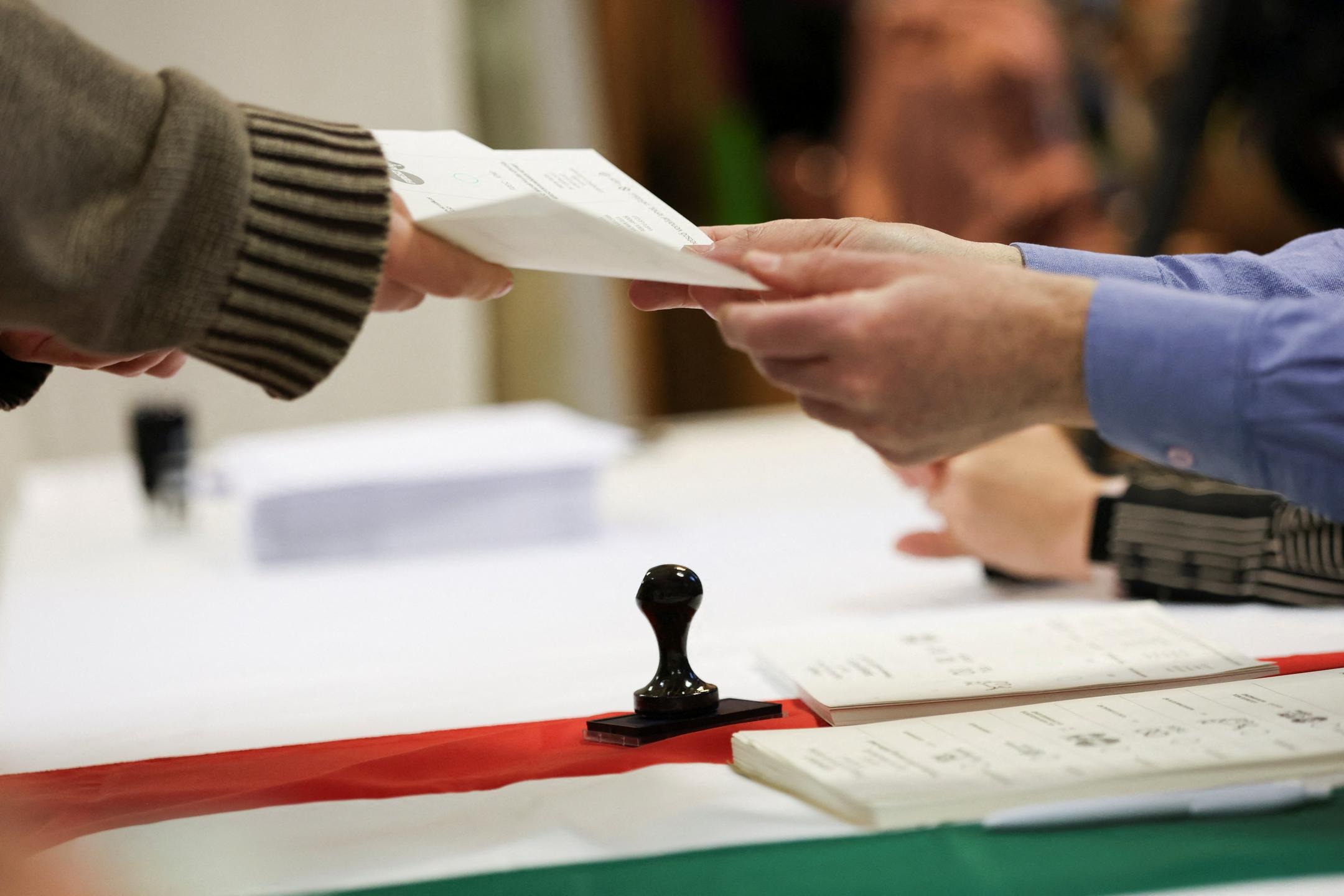 Madžari glasujejo na prelomnih volitvah, ki jih pozorno spremlja tudi tujina