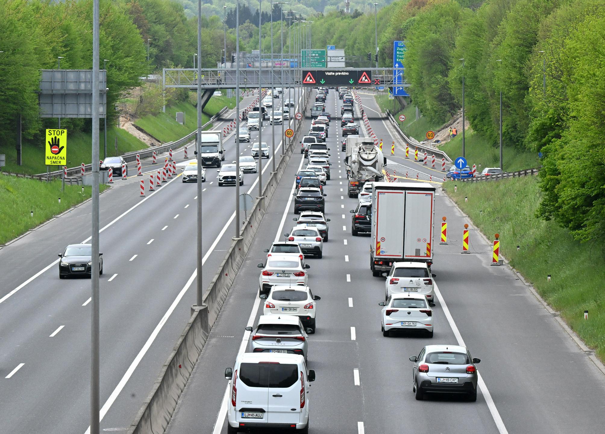 V prihodnjih dneh zaradi praznikov v sosednjih državah pričakovan povečan promet