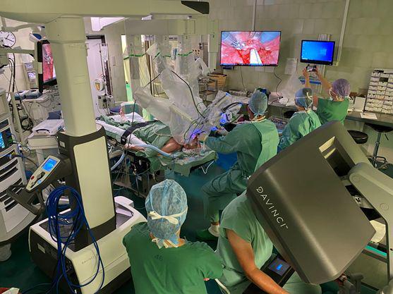 Robotska kirurgija je del standardne sodobne obravnave. V Sloveniji tako opravili že 2000 operacij.