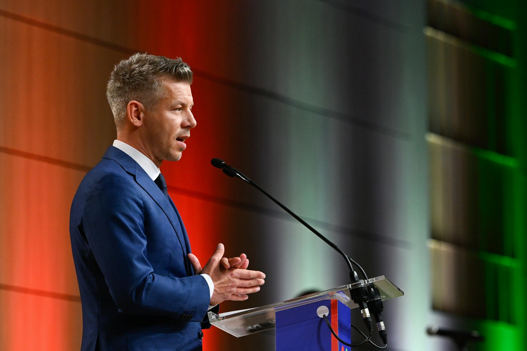 Magyar napoveduje prekinitev oddajanja medijev v lasti države in sprejem zakona o medijih