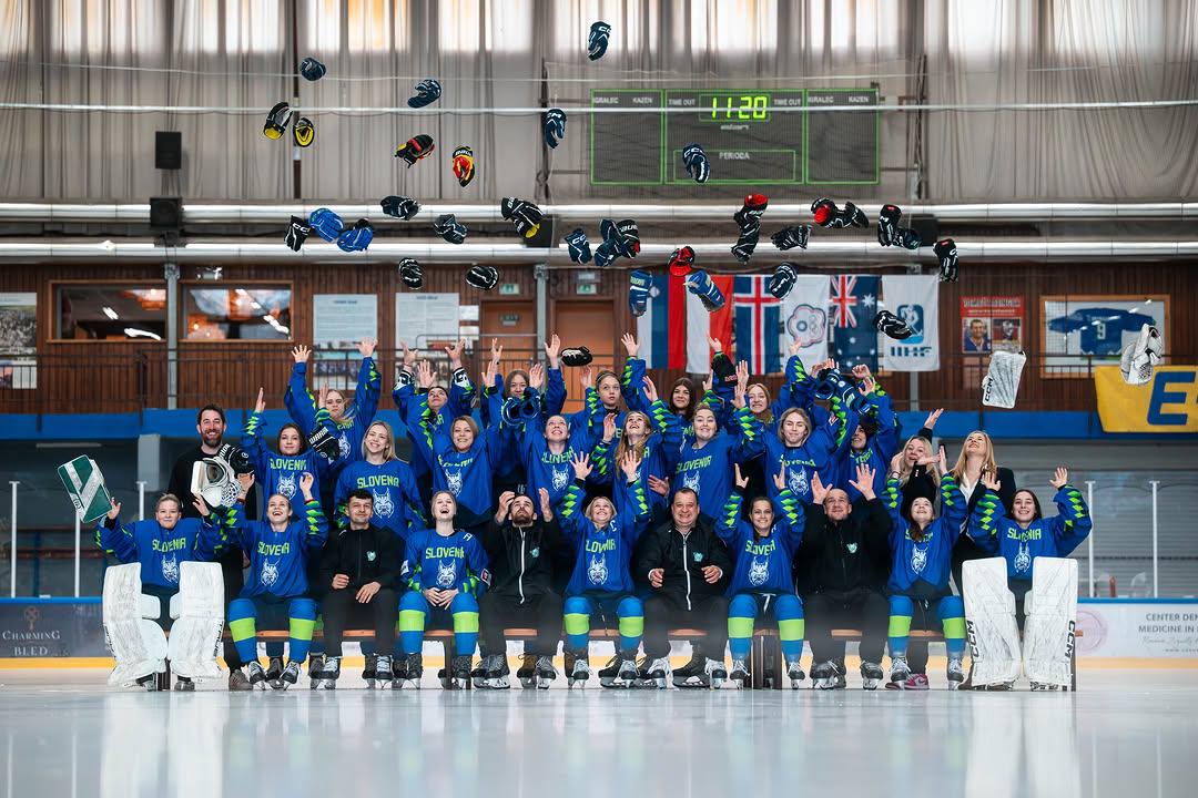 Slovenske hokejistke prvič zmagale na SP-ju na Bledu