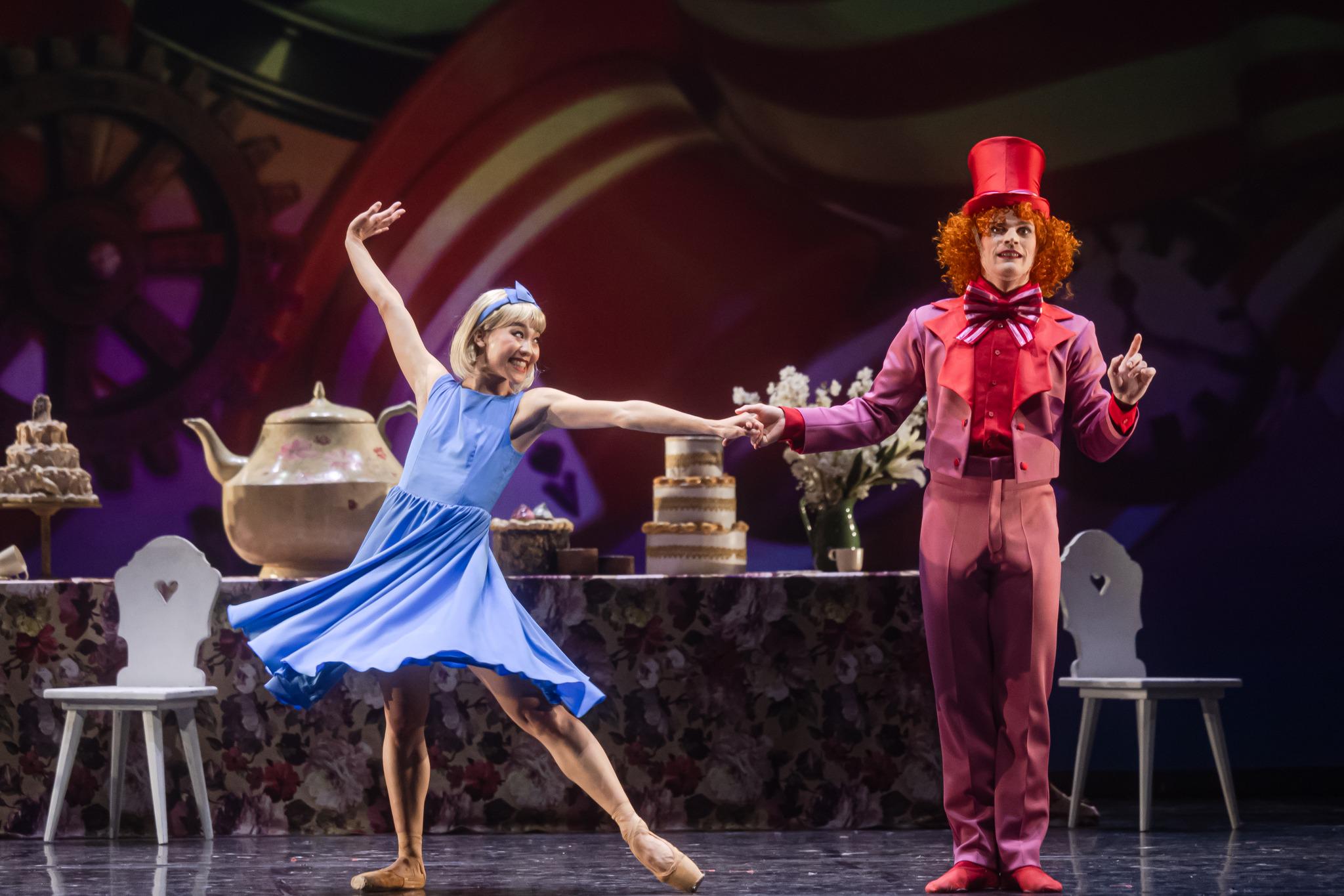 Čudežno potovanje male Alice: balet, ki vabi med občinstvo tako odrasle kot otroke