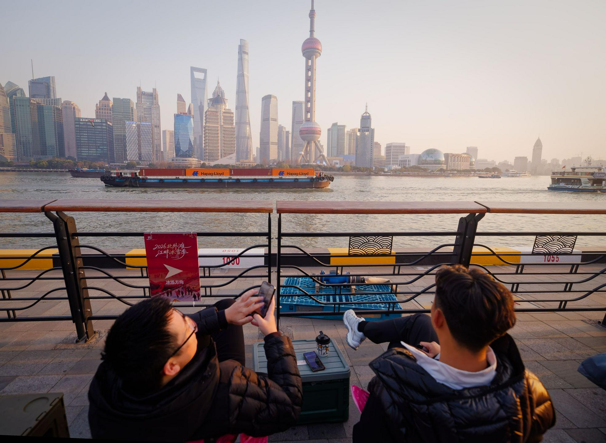 Kitajska presenetila z rastjo gospodarstva, a tveganja zaradi vojne naraščajo