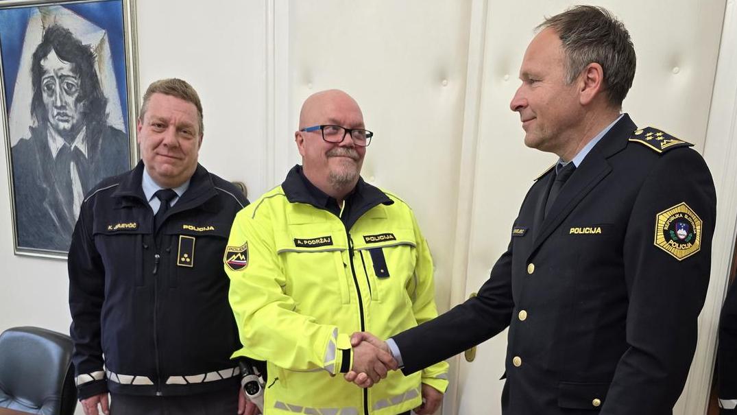 Policist s hrabro in odločno akcijo pred vlakom rešil žensko