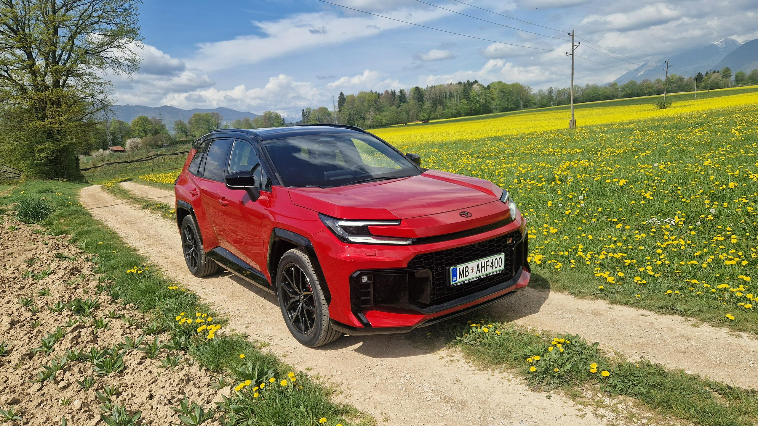 RAV4 z več elektrike, tehnologije in športnega značaja