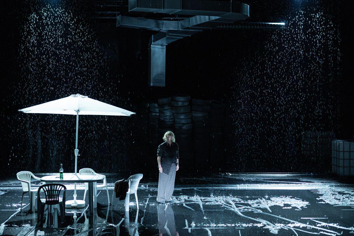 Z metaforami prežeta družinska saga Komarji zaključuje sezono ljubljanske Drame