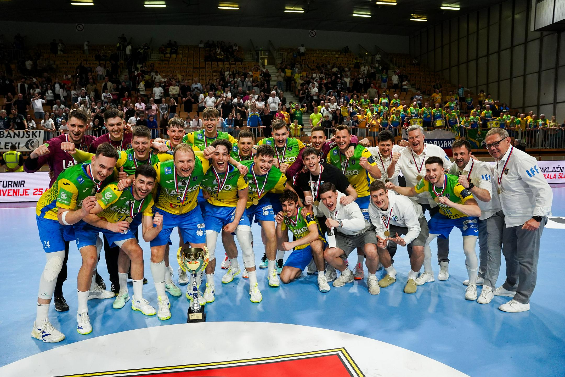 Celjani v Tivoliju proslavljajo osvojitev 23. pokalne lovorike