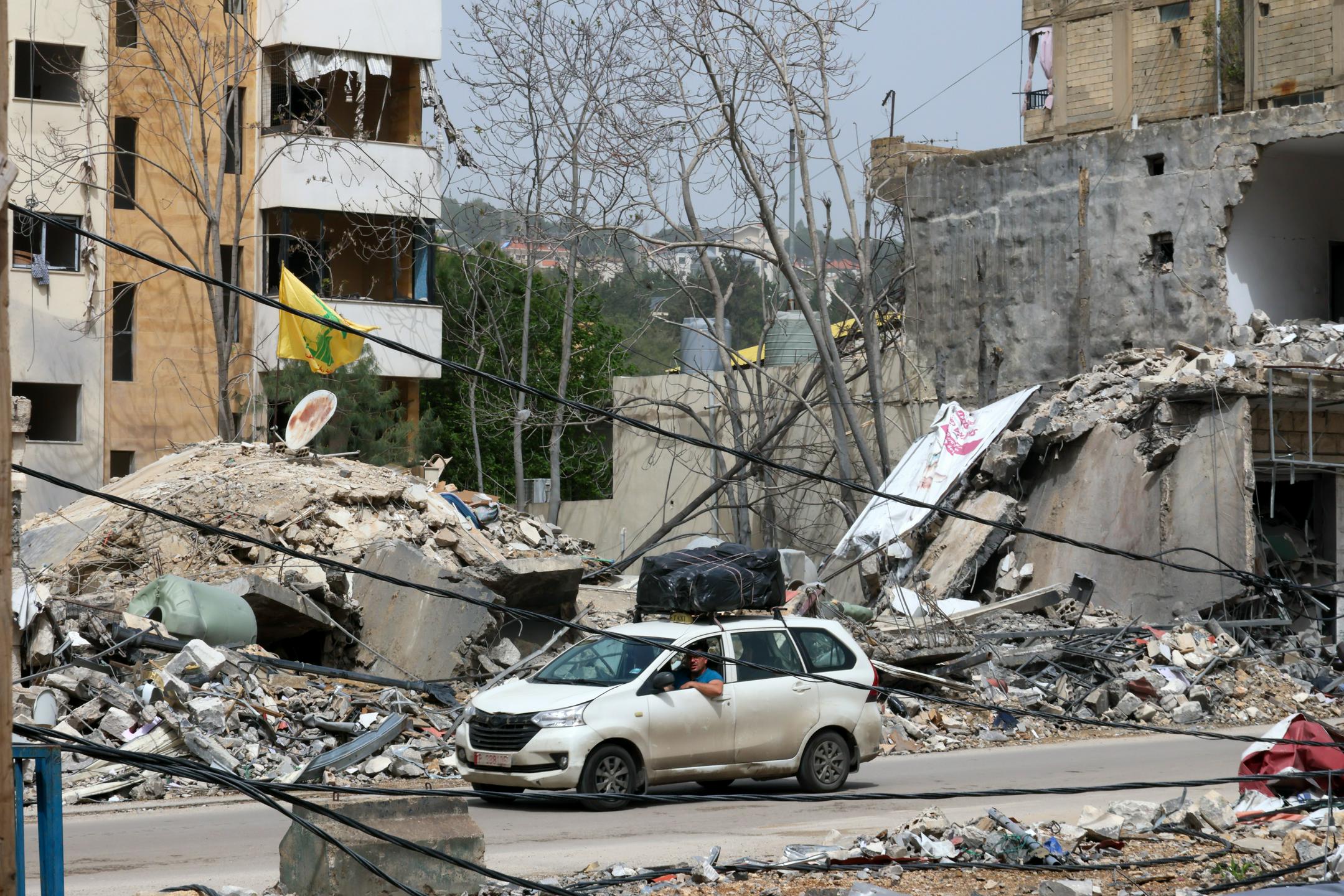 Izrael nadaljuje z napadi in rušenjem domov v Libanonu. Vodja Hezbolaha napovedal odziv.