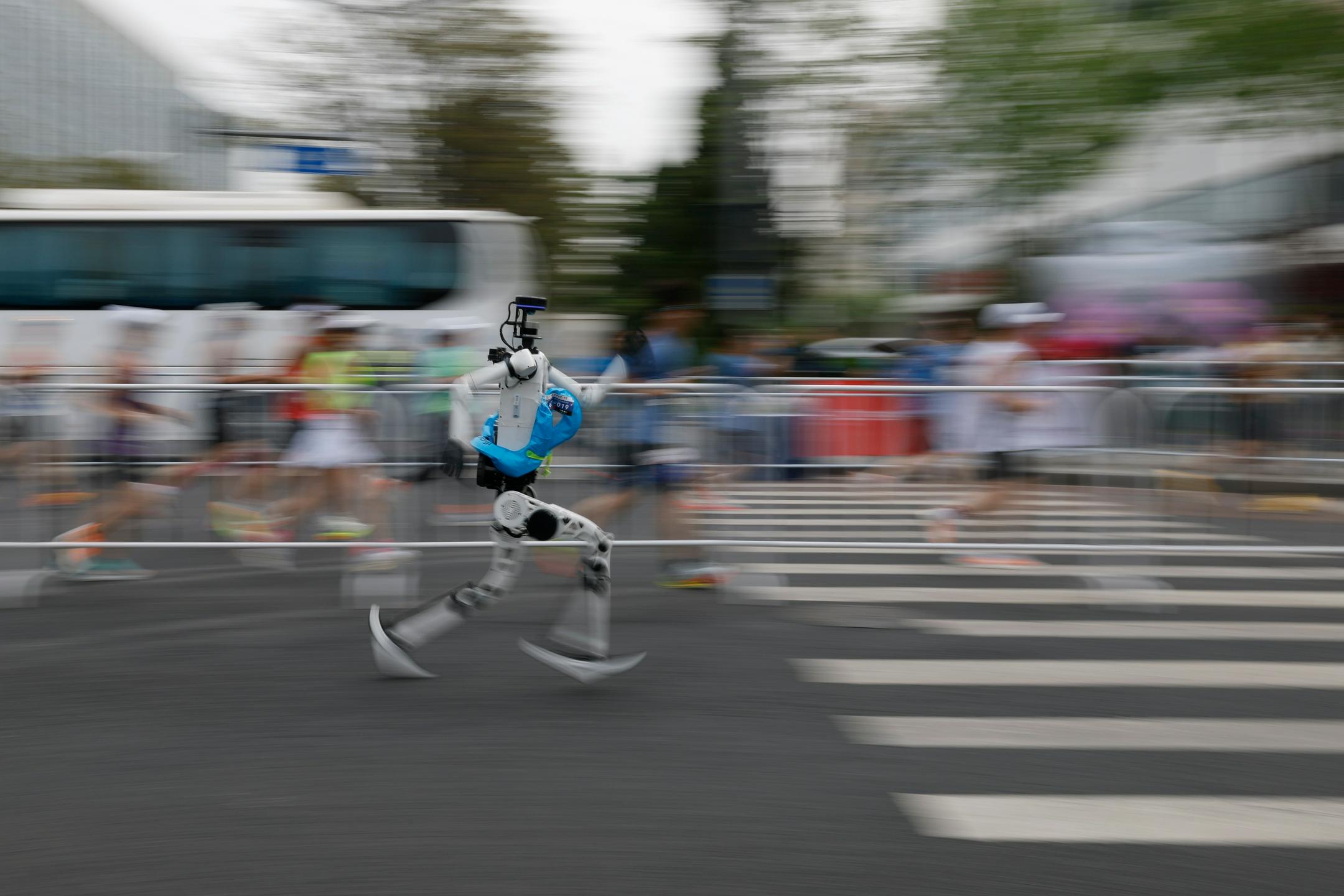 Človek proti robotu? Na tokratnem pekinškem polmaratonu brez možnosti.