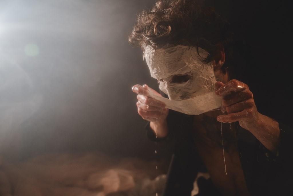 Uspavanka za življenje in zadnji vdih v novo rojstvo: kontemplacija o izgubi v Gledališču Glej