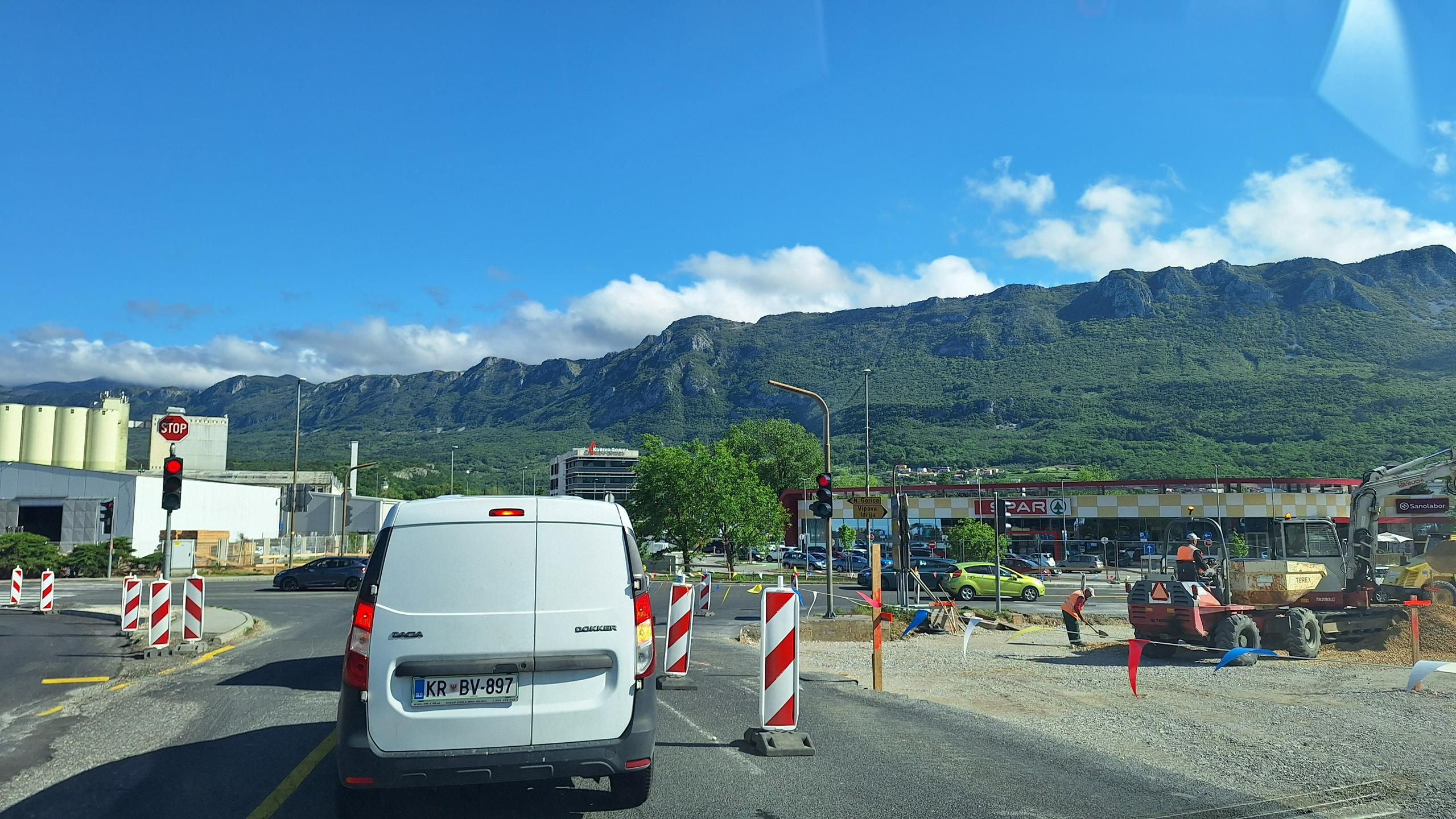 Zastoje na križišču ajdovske obvoznice omilili s prilagoditvijo semaforjev