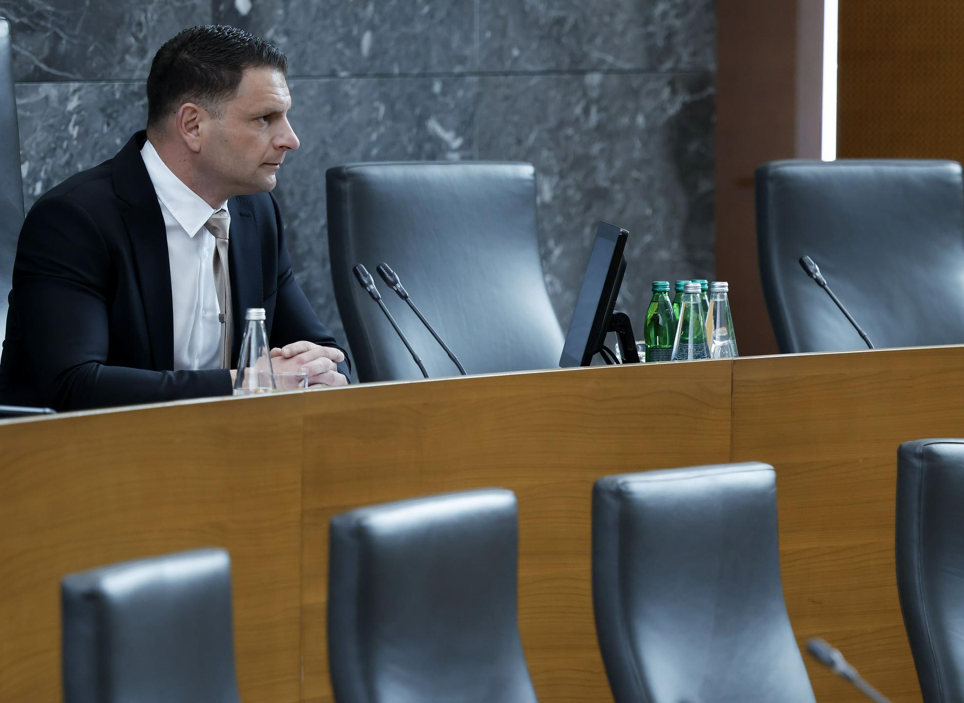 Opozicija vložila zahtevo, da o vrsti postopka glede zakonu o parlamentarni preiskavi ponovno odloči