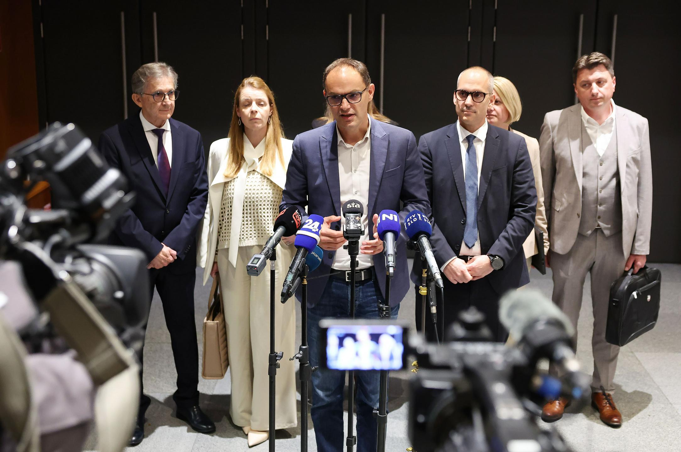 Logar: Vabil z desne še nimamo, a glede na razmerja veliko neznank v enačbi sestave vlade ni